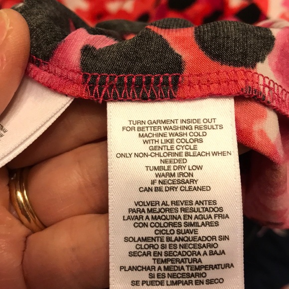 Plus size sleeveless blouse by Jones Studio 2X. - Picture 4 of 4